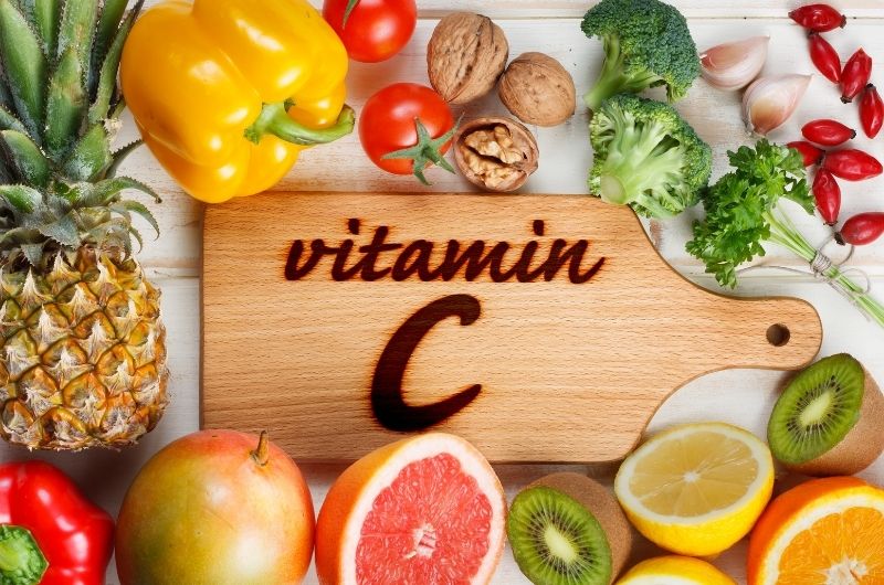 Yüksek doz C vitamini ampulleri ve taze meyveler ile hazırlanmış sağlıklı yaşam temalı görsel