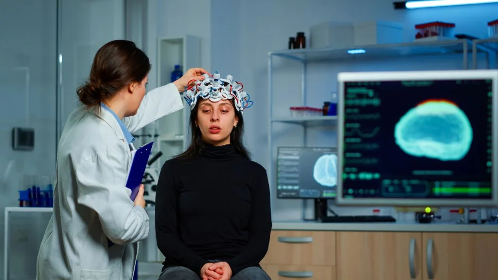 EEG cihazı ile beyin aktivitesi ölçümü yapılan nörolojik araştırma psikonöroimmünoloji testleri