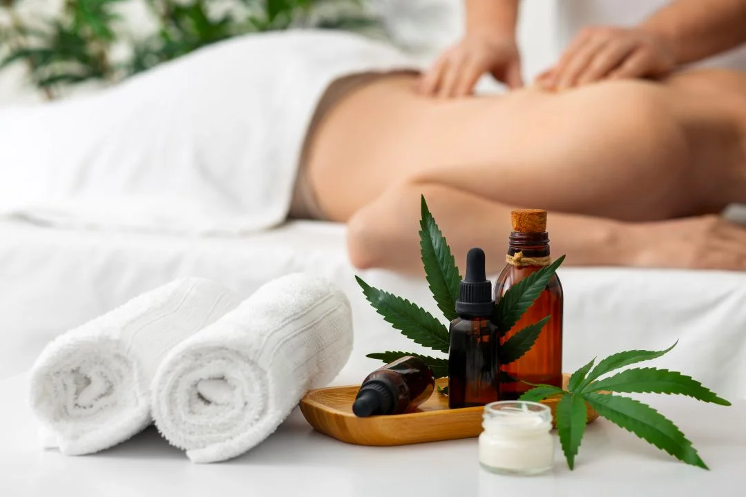 Aromaterapi uygulamasında esansiyel yağların masaj yoluyla uzman eşliğinde uygulanması