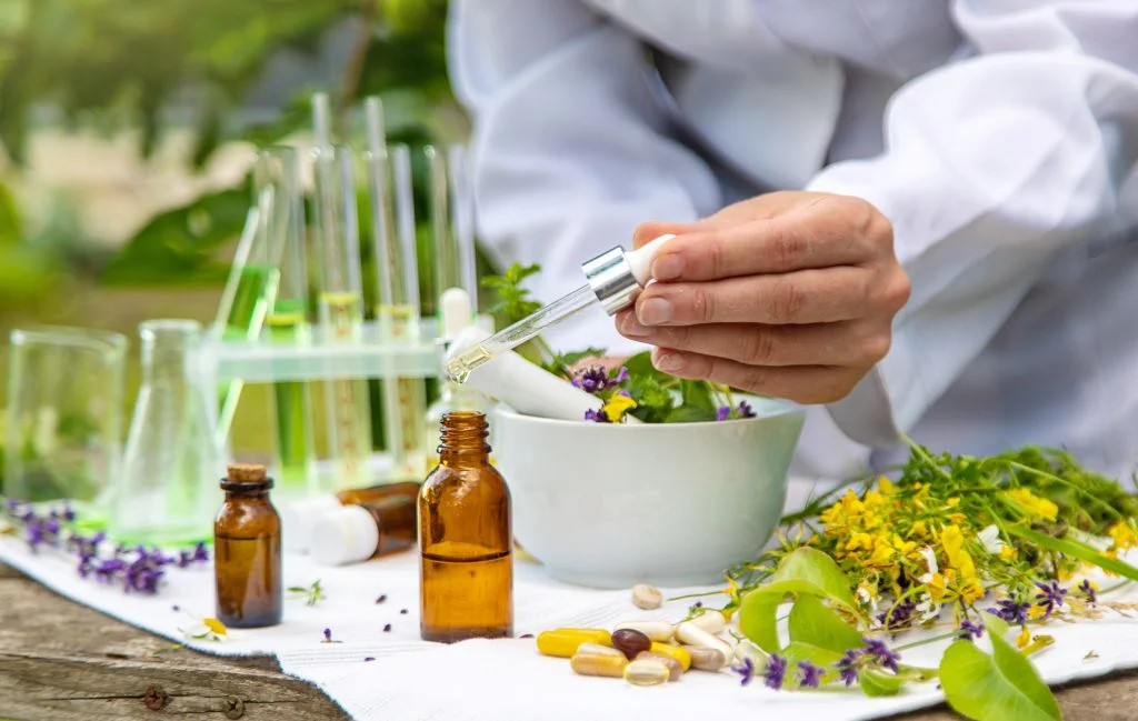 Fitoterapi uygulamasında kullanılan bitkisel ürünlerin uzman hekim tarafından hazırlanması