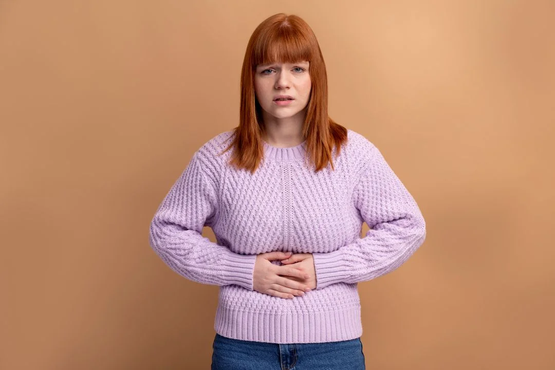 Bağırsak mantarı belirtileri yaşayan, karın ağrısı ve rahatsızlık hisseden kadın