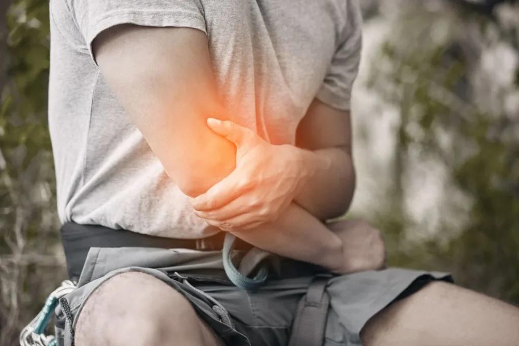 Kol bölgesinde ağrı ve hassasiyet yaşayan bir kişiyi gösteren, vücutta inflamasyon belirtilerini temsil eden görsel