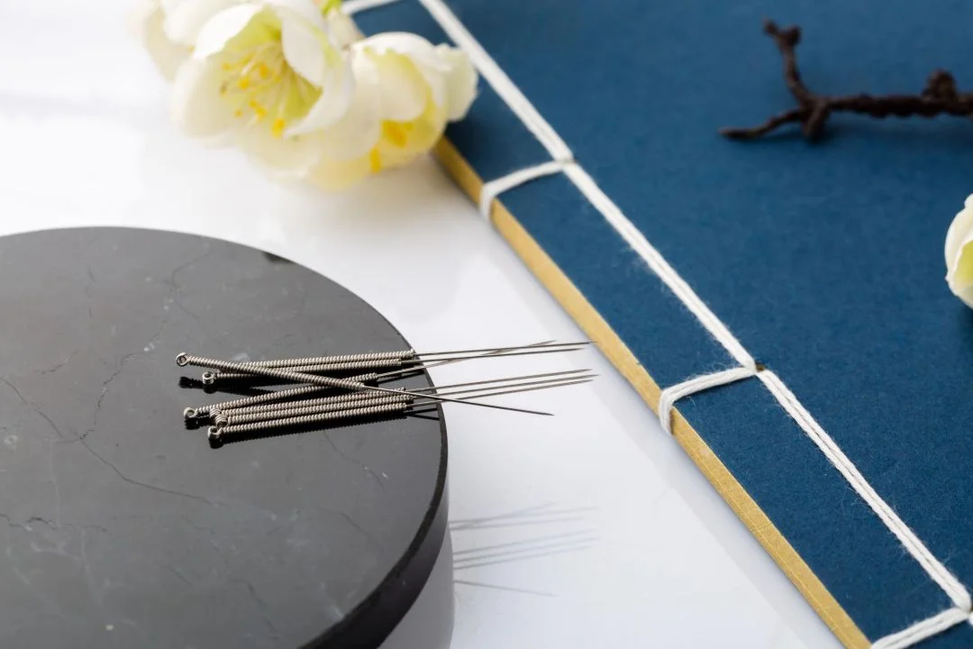 Master Tung akupunktur tedavisinde kullanılan ince iğneler ve geleneksel uygulama tekniği