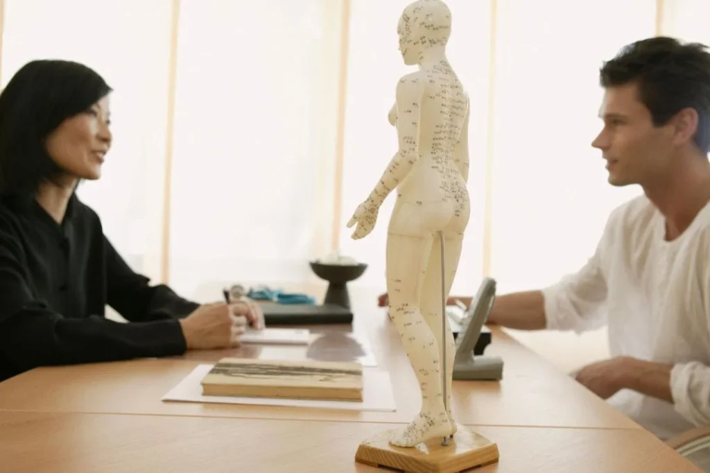 Master Tung akupunktur tedavisi öncesinde hasta ile yapılan değerlendirme ve seans planlama süreci